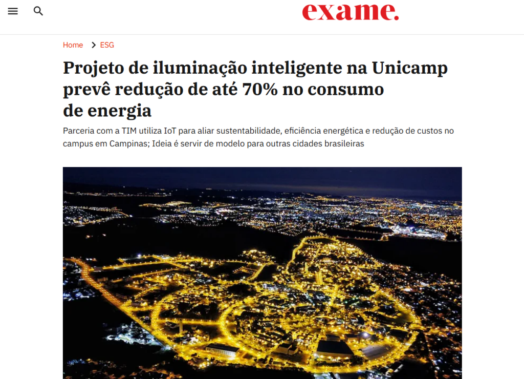 Print do site da revista digital exame. Contém o título da matéria Projeto de iluminação inteligente na unicamp prevê redução de até 70% no consumo de energia. Contem imagem de campinas de noite